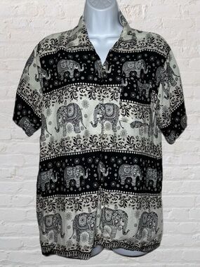 Black & White Elephant Ornate Print Short-Sleeve Button-Up Shirt in Men’s Size L